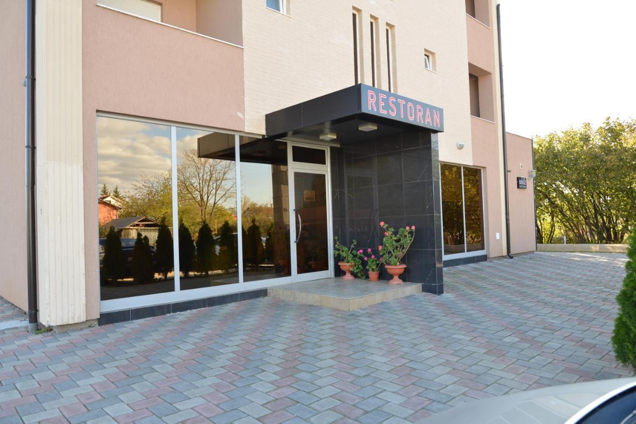 Hotel Konstantin Laplje Selo Buitenkant foto